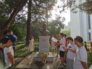 一群人在公园里描述已自动生成 一群人在公园里描述已自动生成